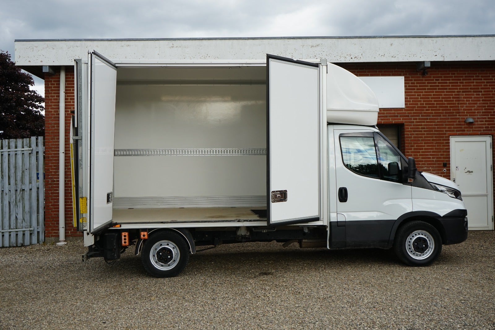 Billede af Iveco Daily 2,3 35S16 Alukasse m/lift AG8