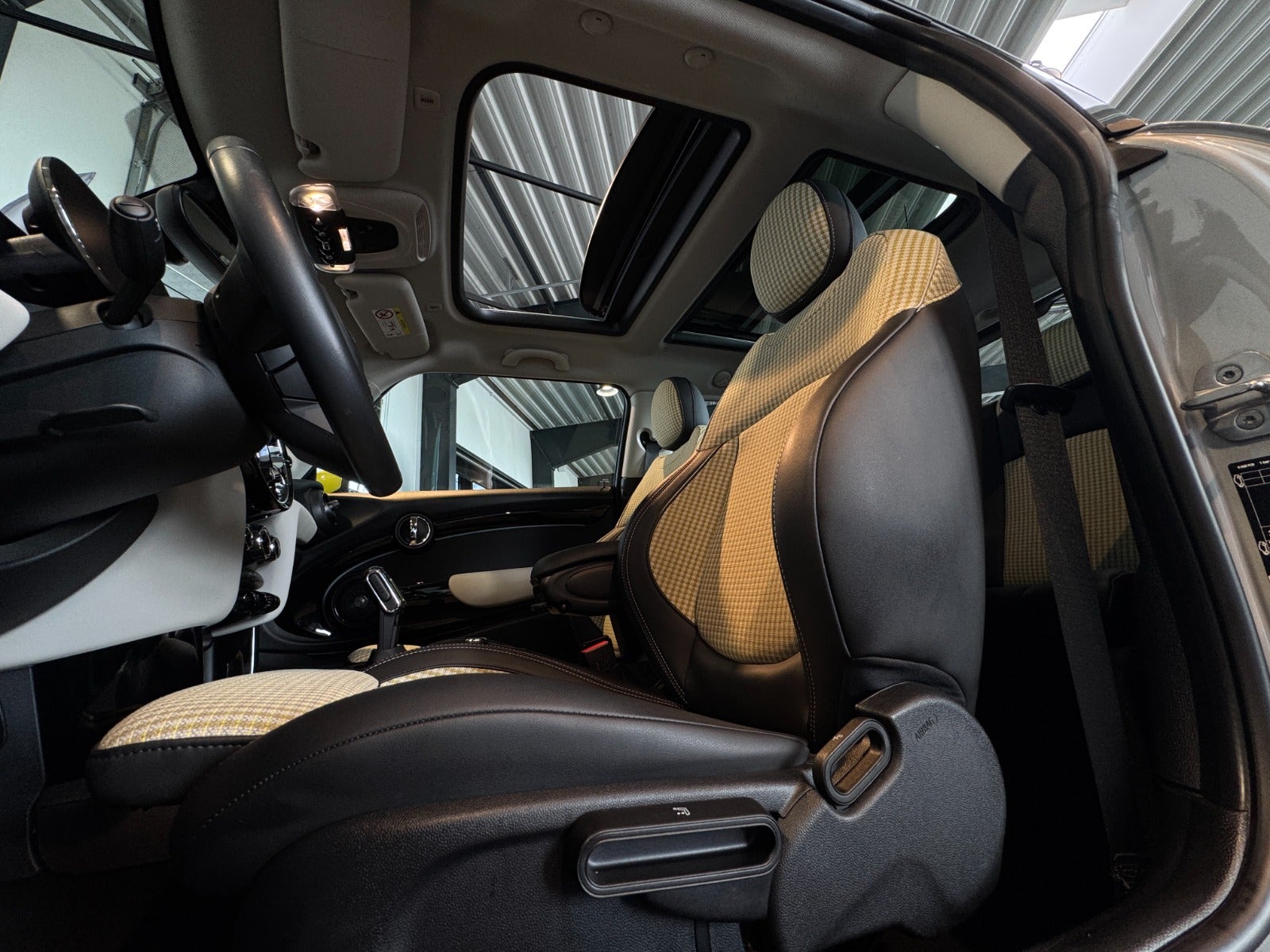 MINI Cooper SE Classic 3d - 16