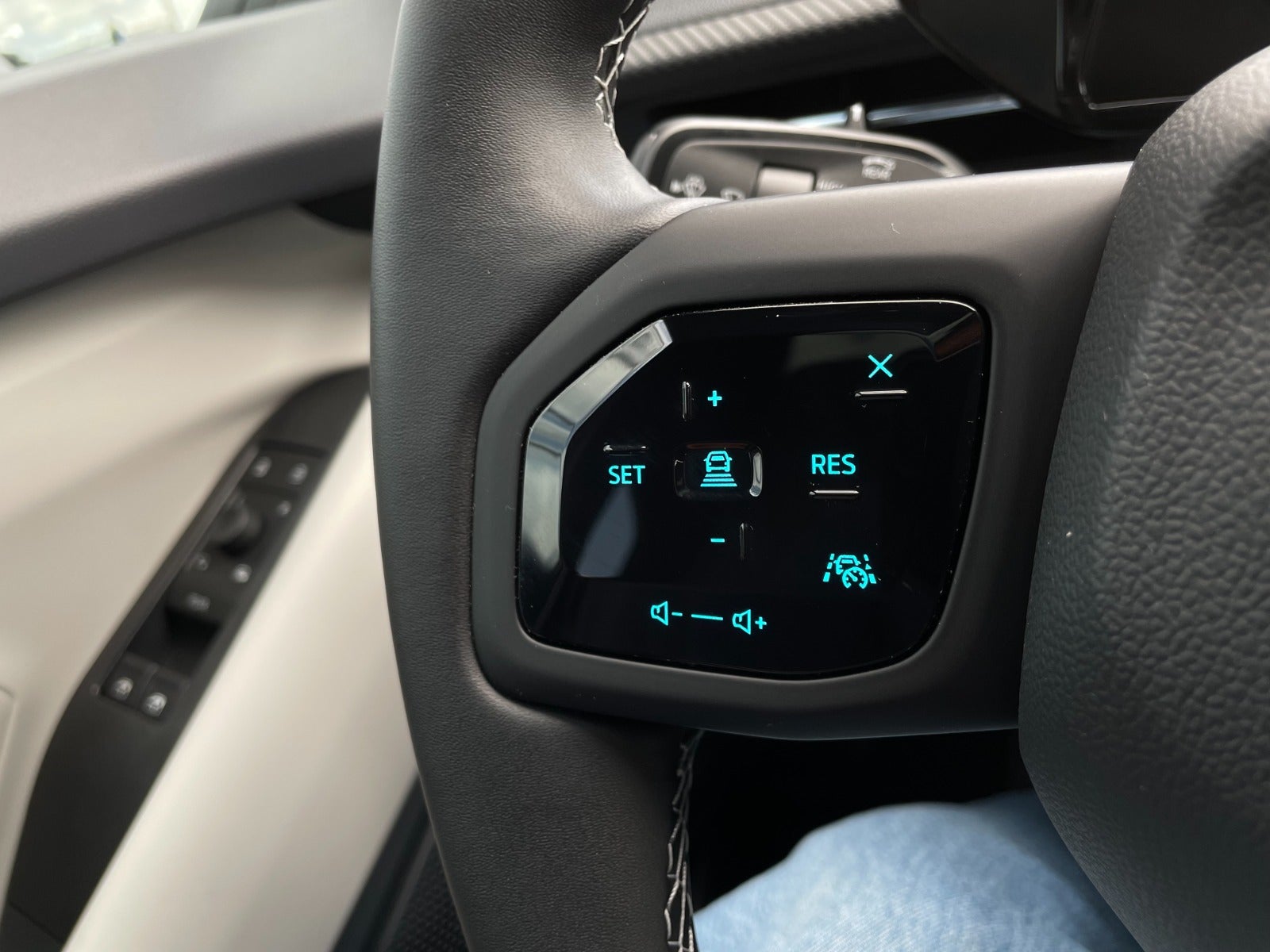 Ford Explorer Premium Extended Range AWD