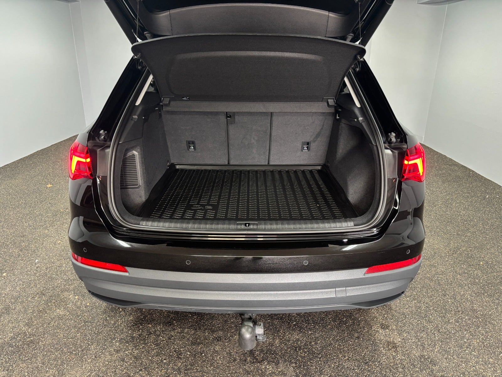 Billede af Audi Q3 45 TFSi e Attitude plus S-tr.