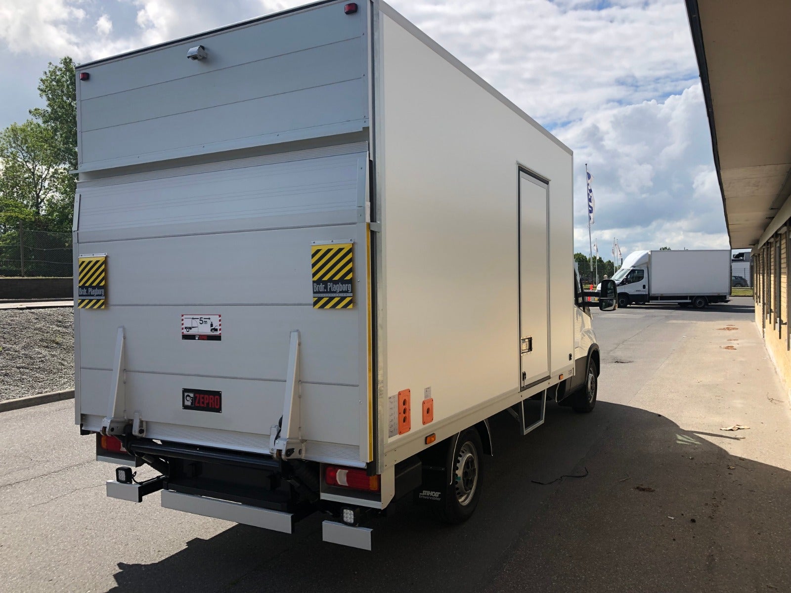 Billede af Iveco Daily 3,0 35S18 Box m/lift AG8