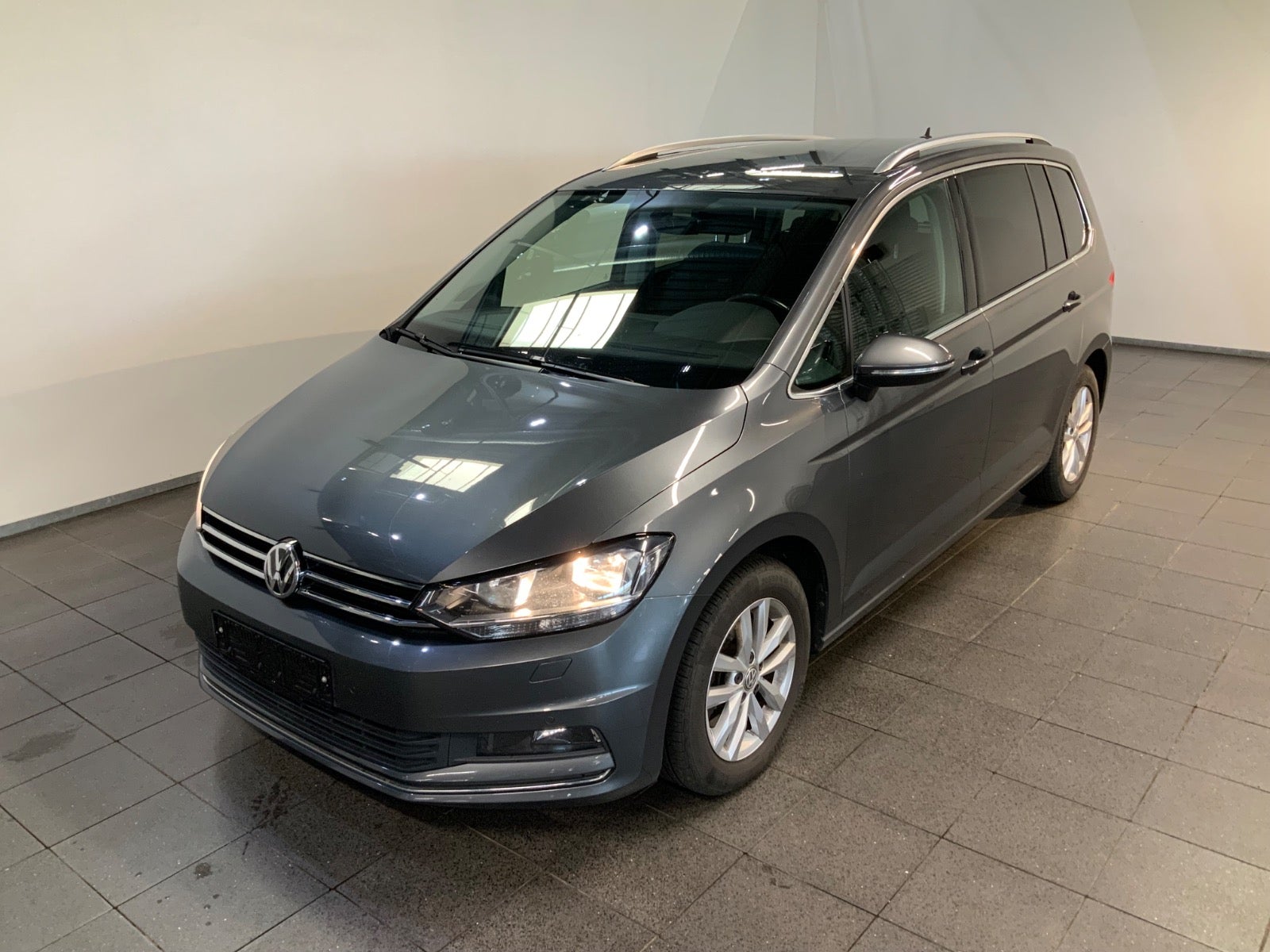VW Touran (1/8)