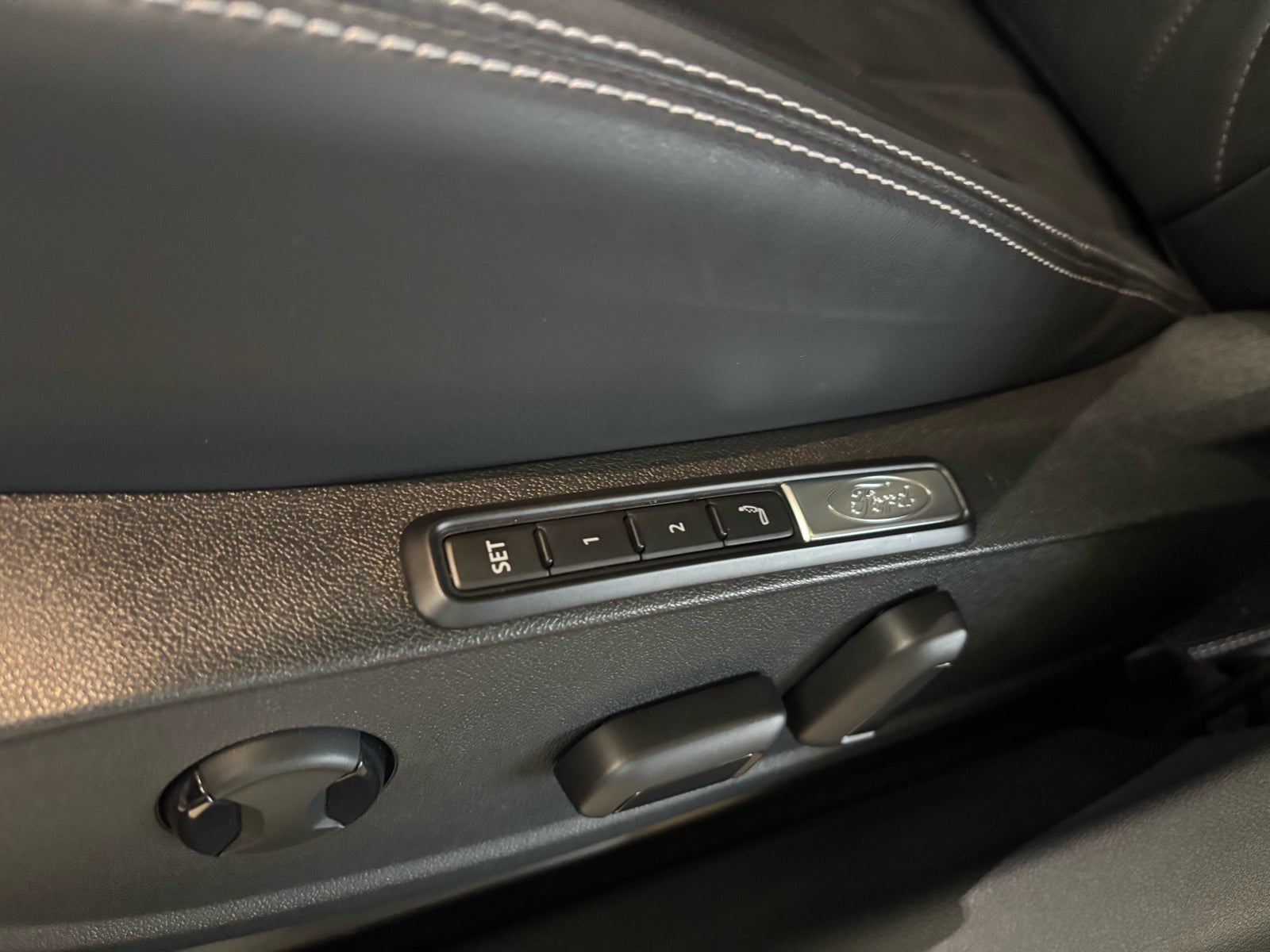 Ford Explorer Premium Extended Range