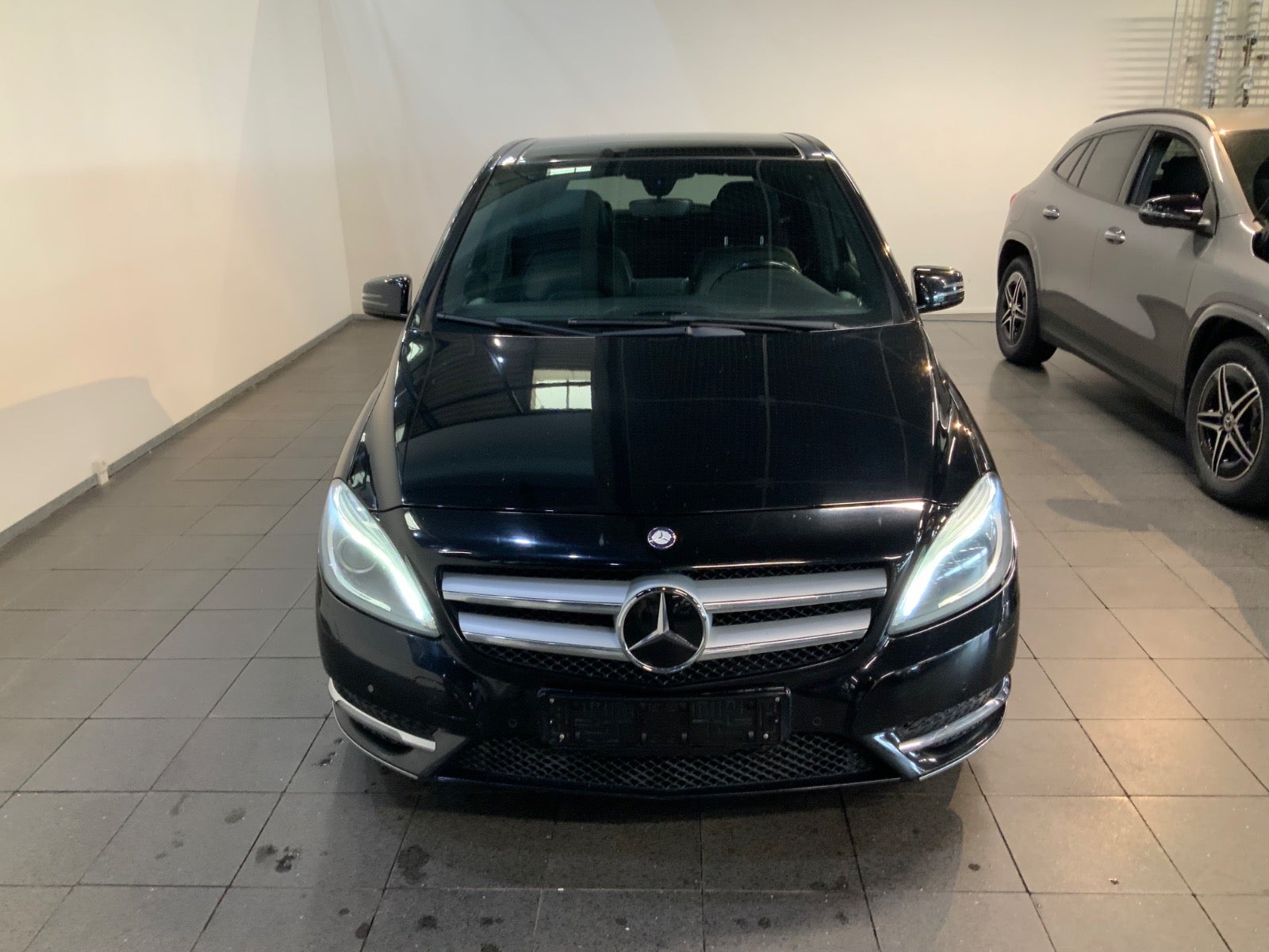 Mercedes-Benz B 200 (2/8)