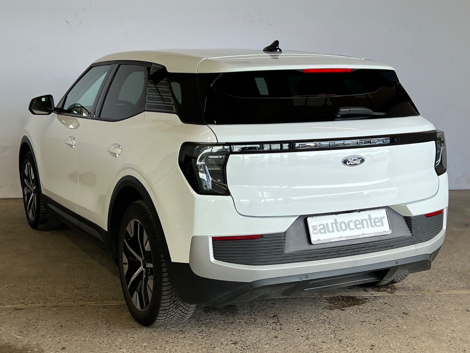 Ford Explorer Select Extended Range