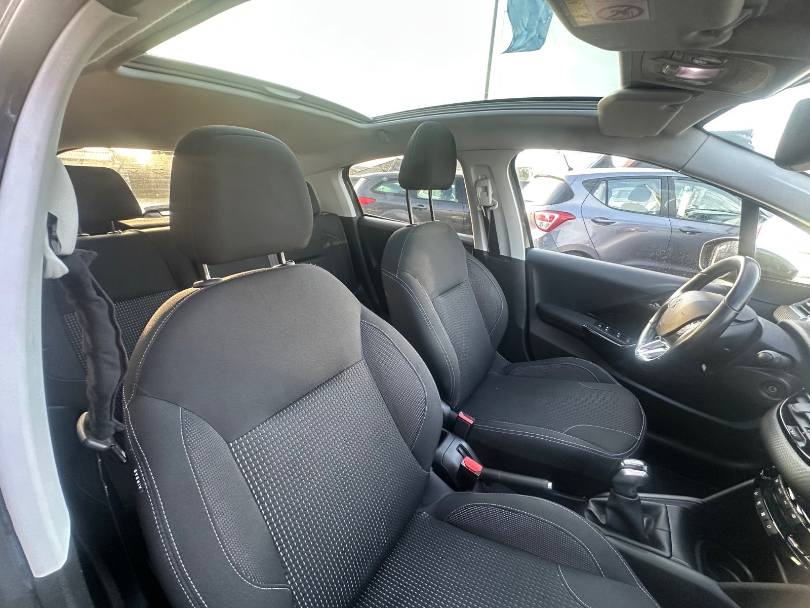 Billede af Peugeot 208 1,6 BlueHDi 100 Allure Sky