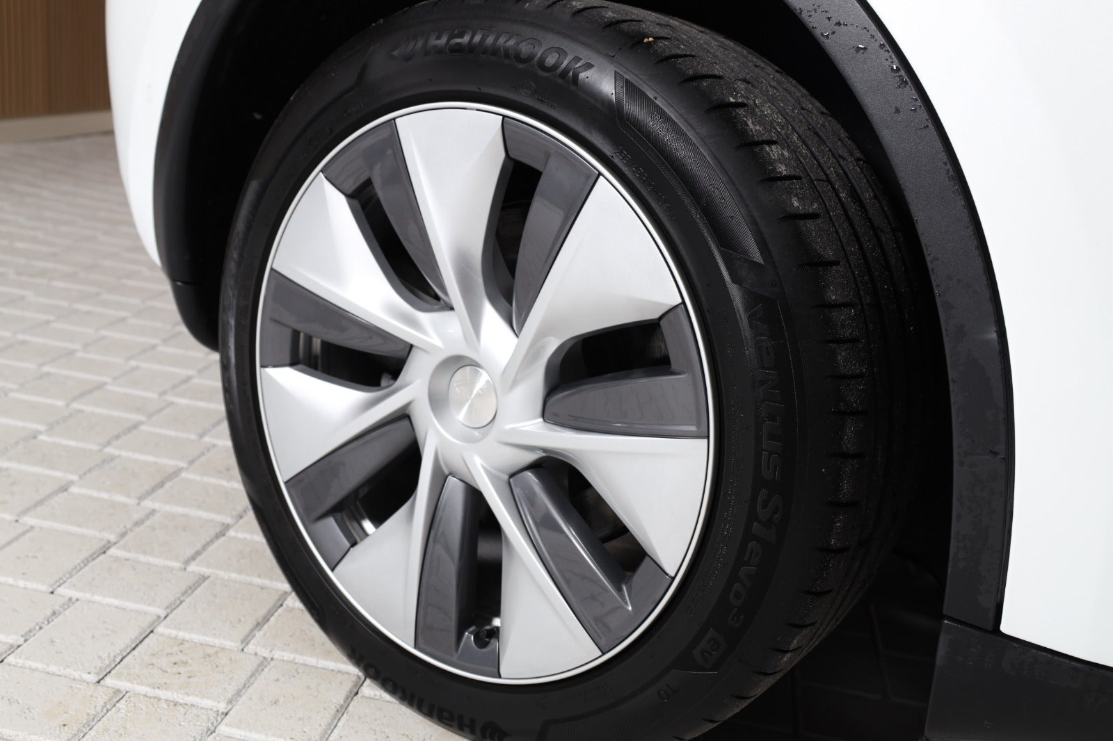 Tesla Model Y Long Range AWD – 5