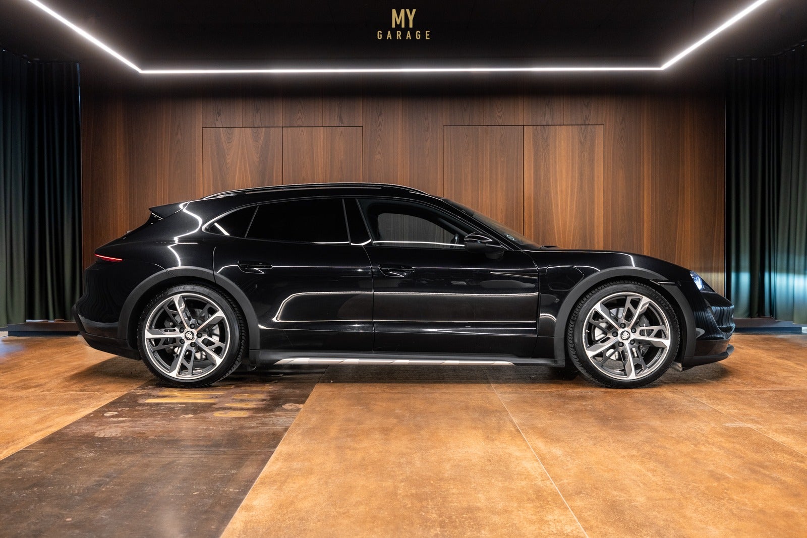 Porsche Taycan 4 - Performance+ Cross Turismo