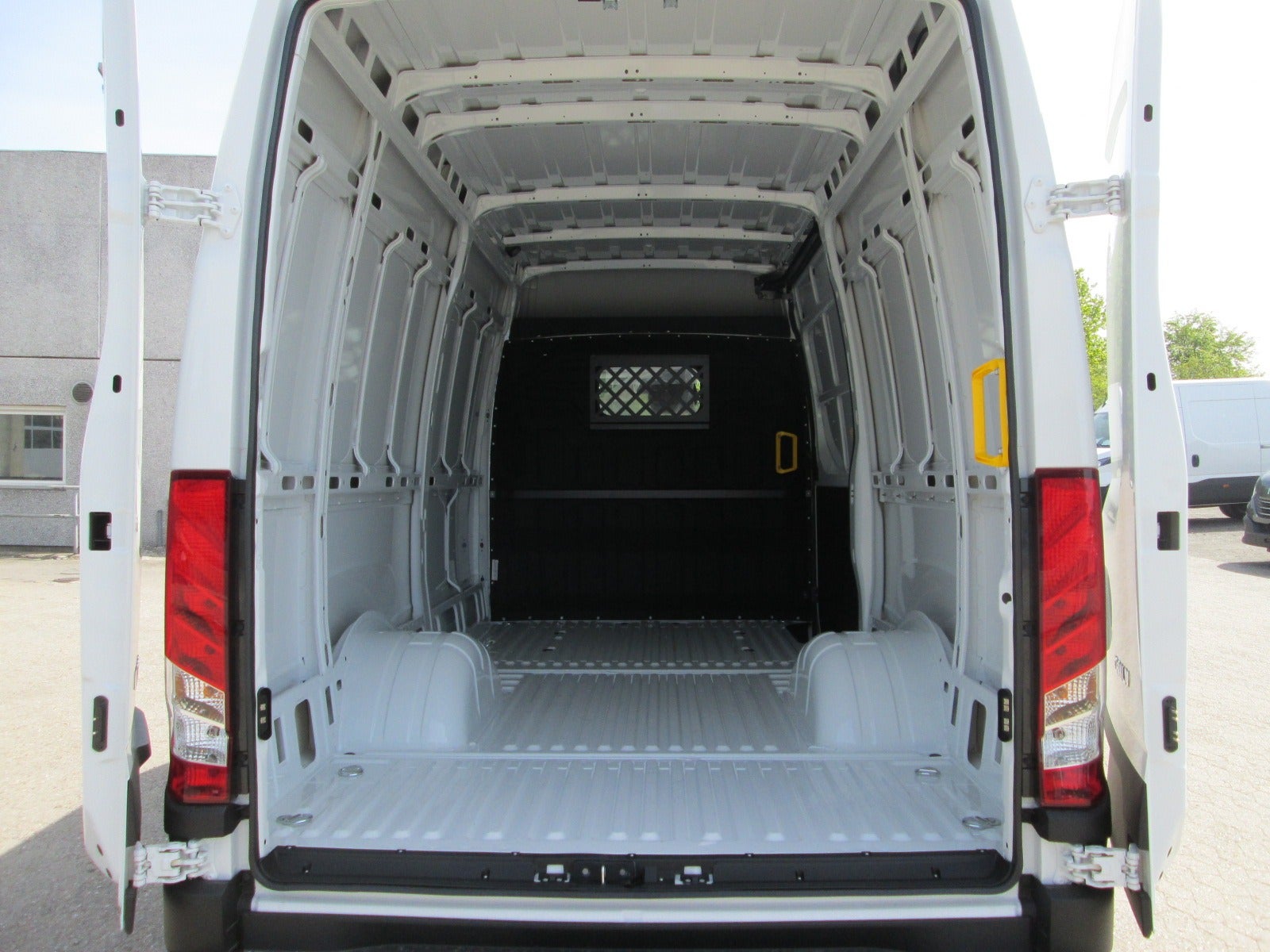 Billede af Iveco Daily 3,0 35C18 12m³ Van AG8
