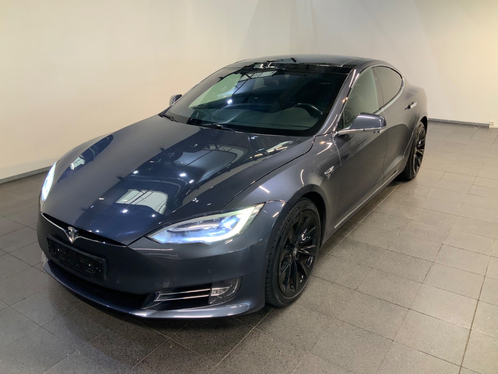Tesla Model S (1/8)