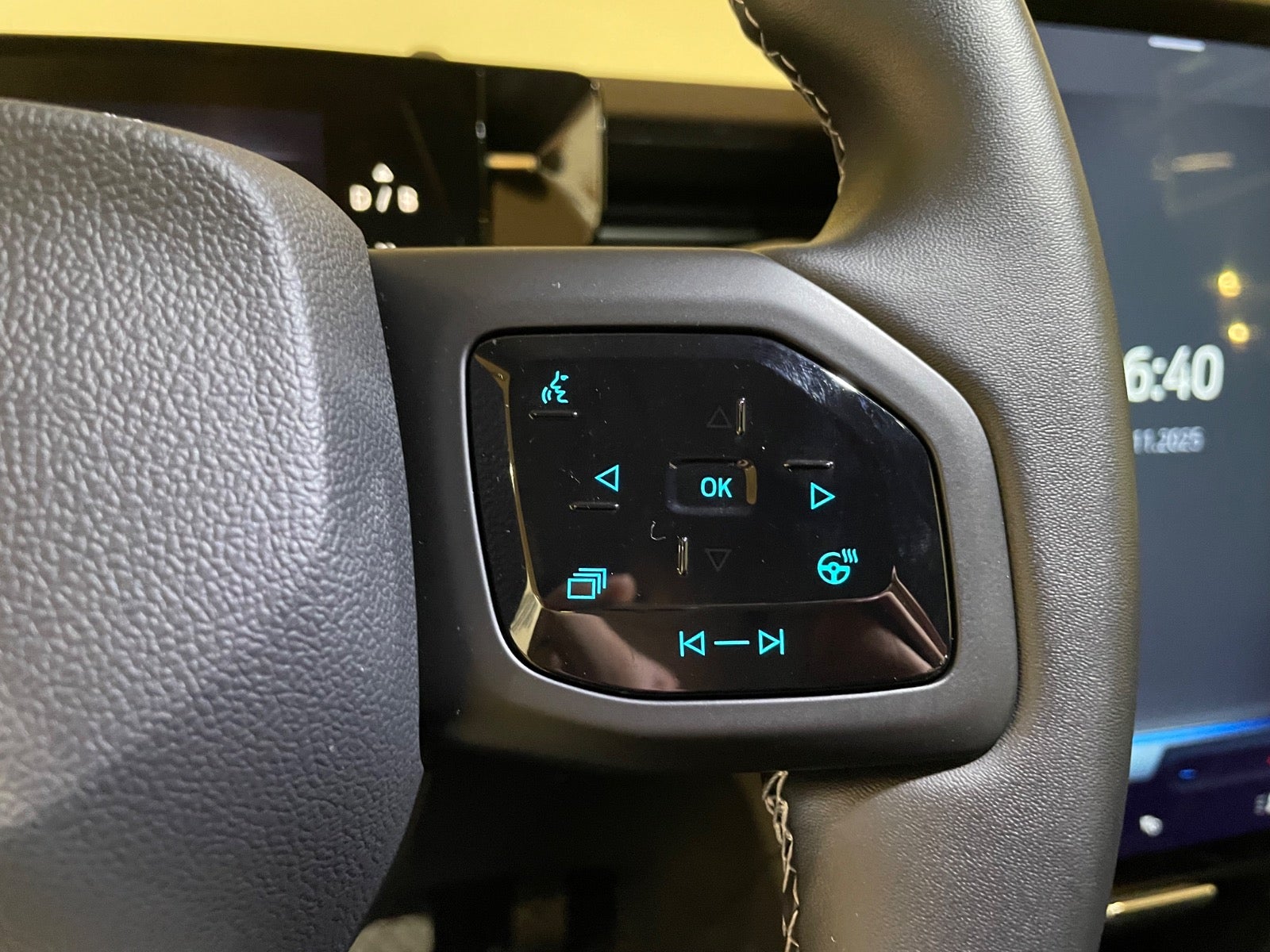 Ford Explorer Select Extended Range