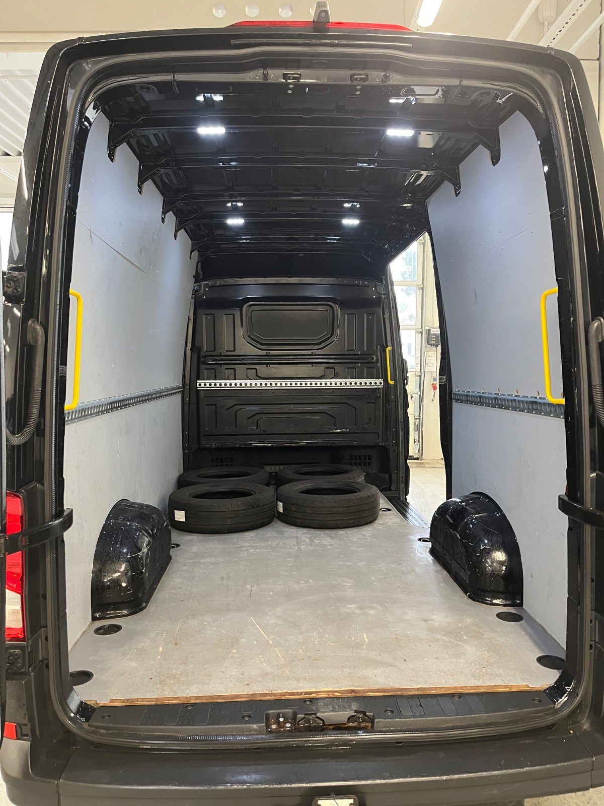 Billede af VW Crafter 35 2,0 TDi 140 Kassevogn L3H2