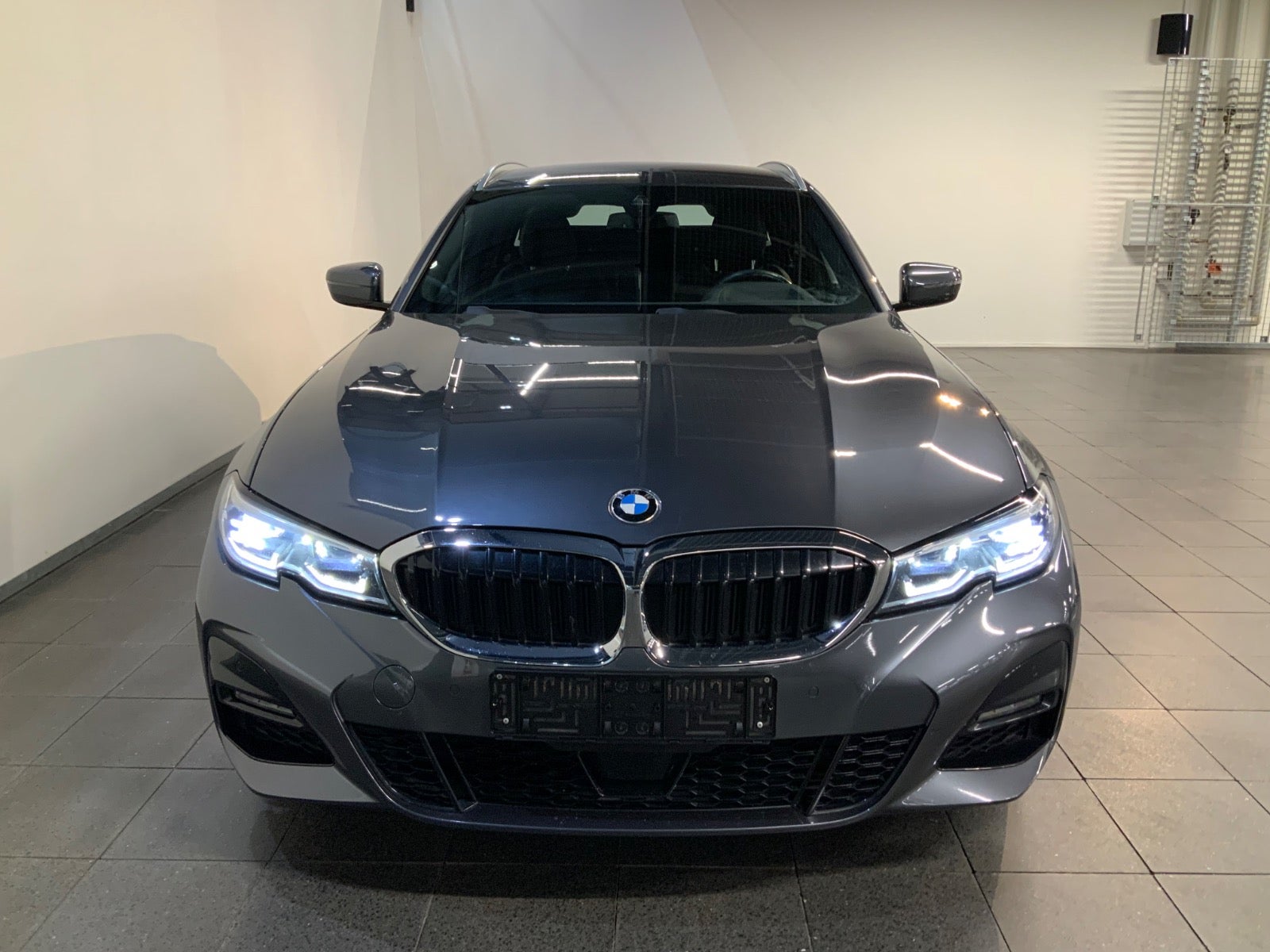BMW 330e (2/8)