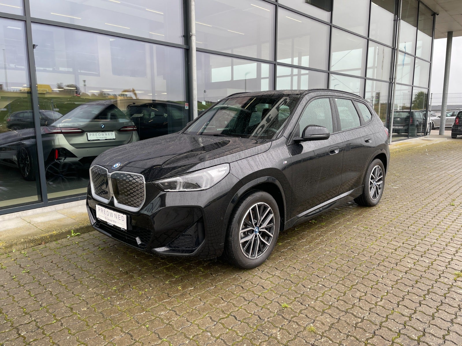 BMW iX1 xDrive30 M-Sport Premium 5d - 1