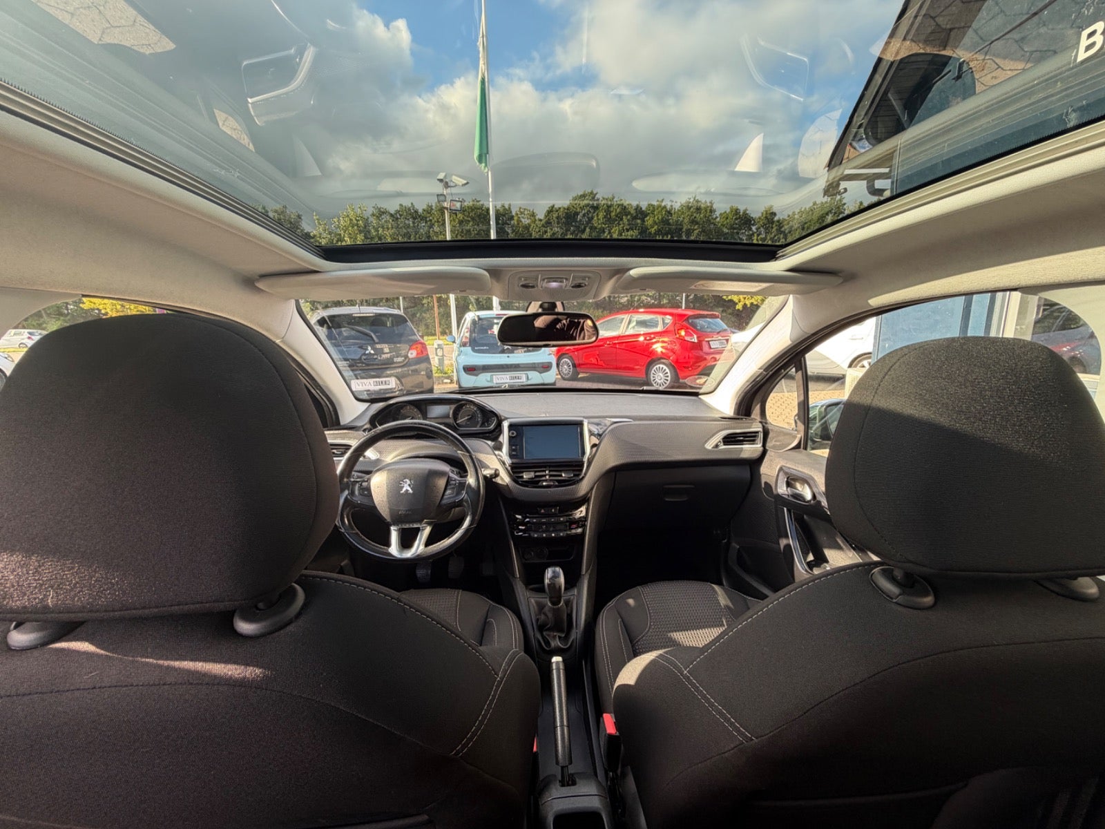 Billede af Peugeot 208 1,6 BlueHDi 100 Allure Sky