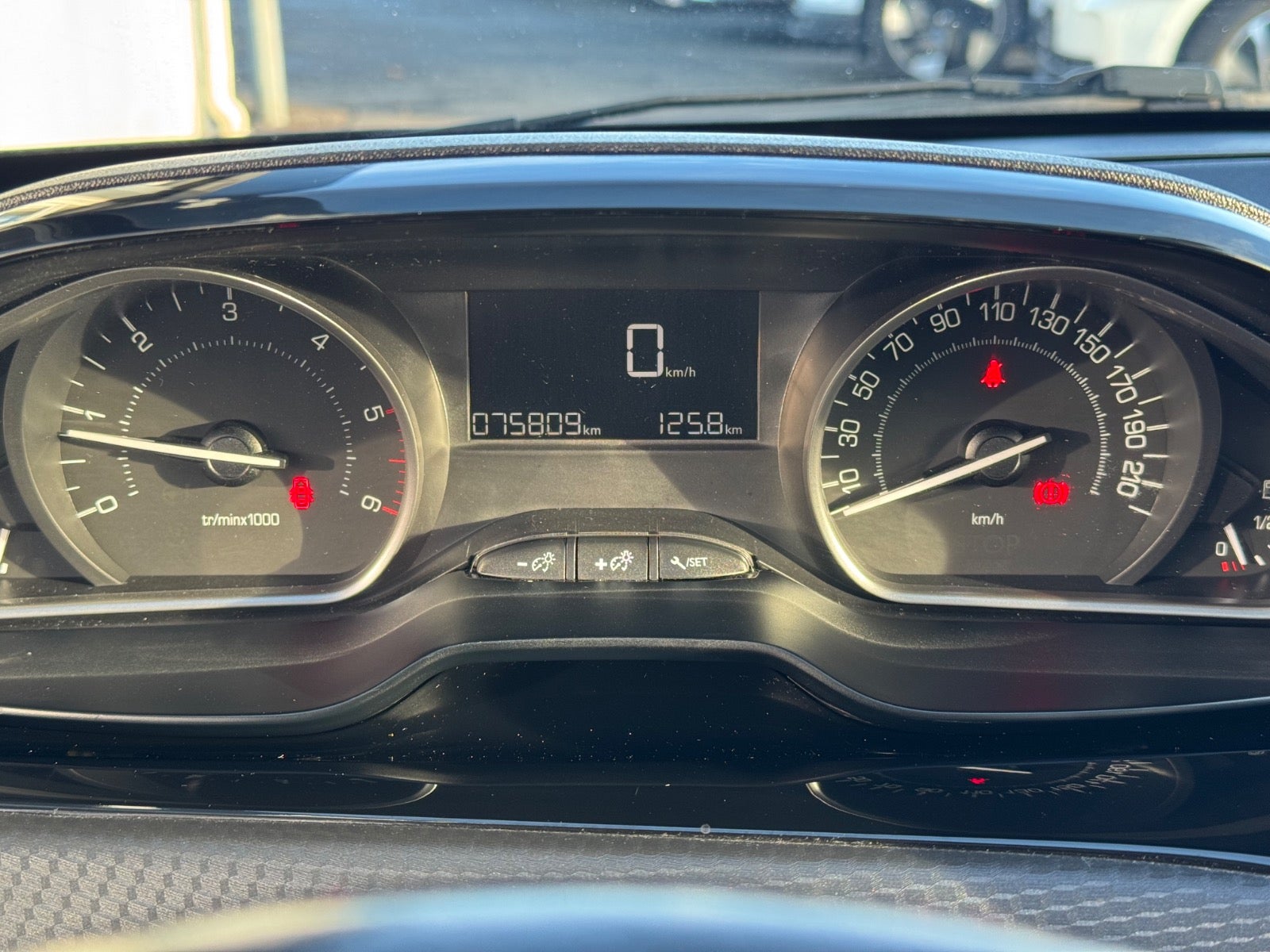 Billede af Peugeot 208 1,6 BlueHDi 100 Allure Sky