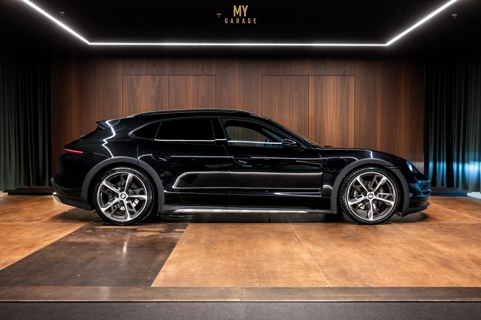 Porsche Taycan 4 - Performance+ Cross Turismo