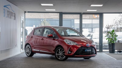 Toyota Yaris 1,5 Hybrid CHIC e-CVT Benzin aut. Automatgear modelår 2017 km 72000 Rødmetal klimaanlæg