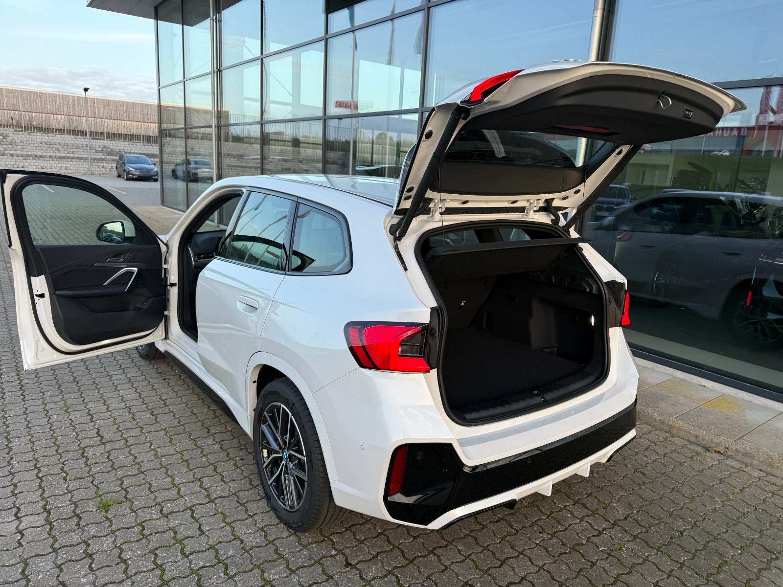 BMW iX1 eDrive20 M-Sport Premium 5d - 17