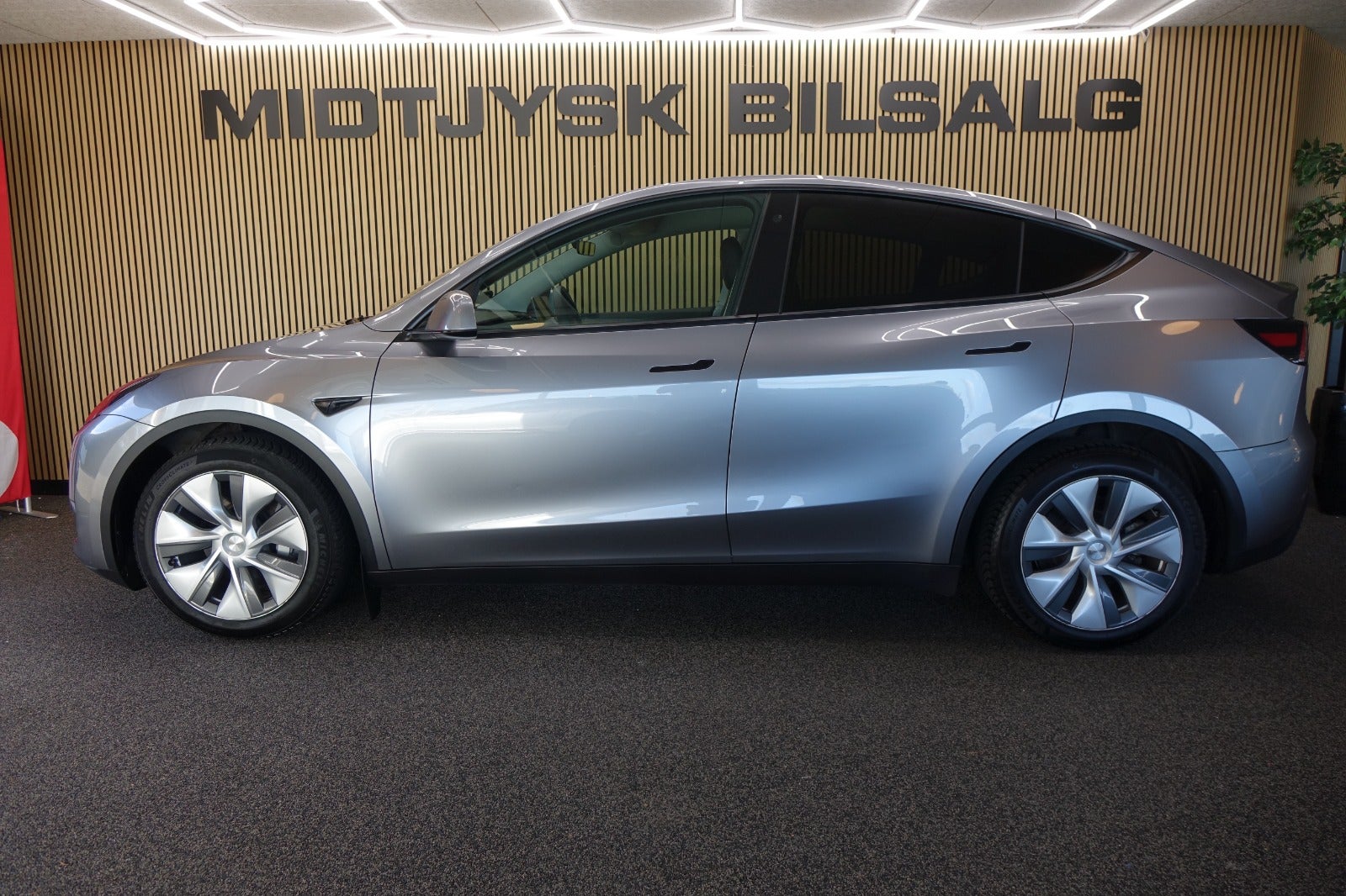 Tesla Model Y, Billede 2