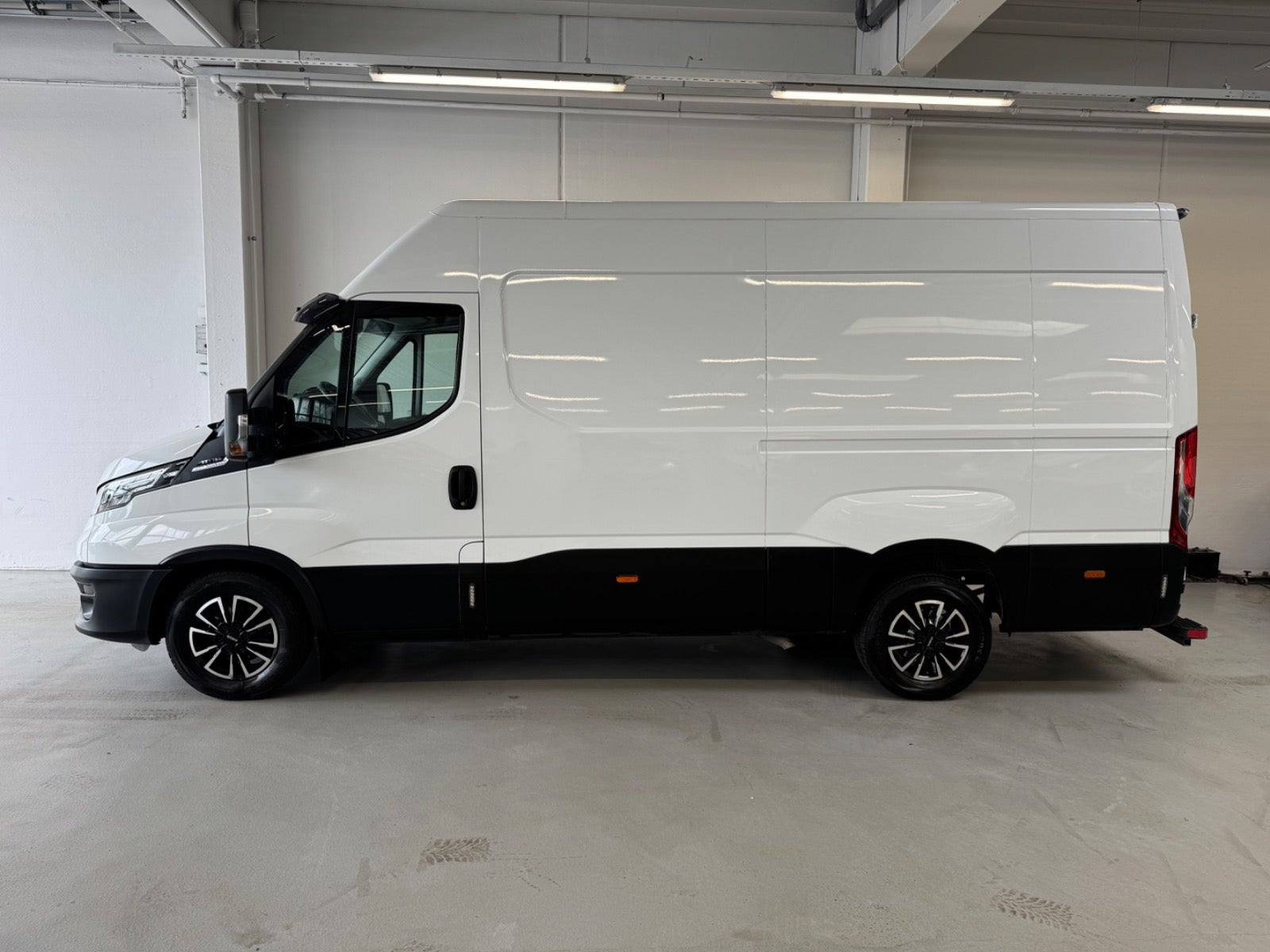Billede af Iveco Daily 2,3 35S16 12m³ Van AG8