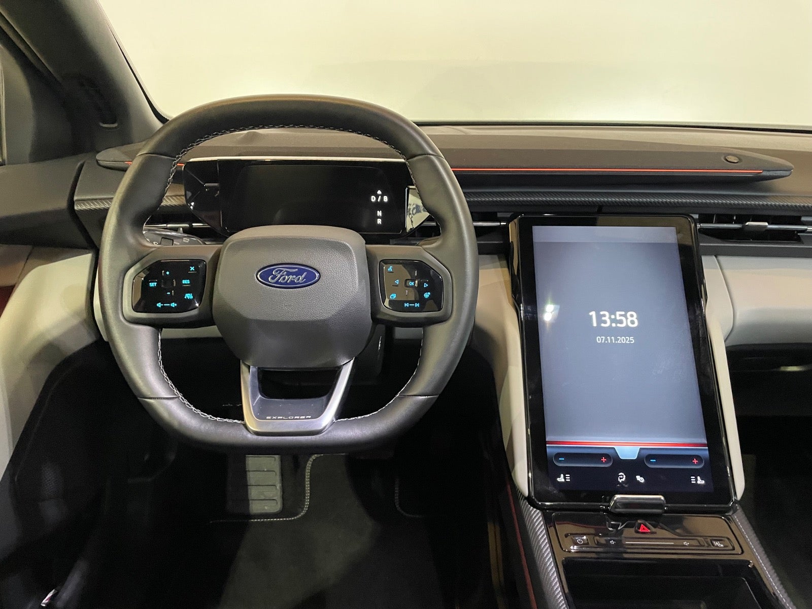 Ford Explorer Premium Extended Range