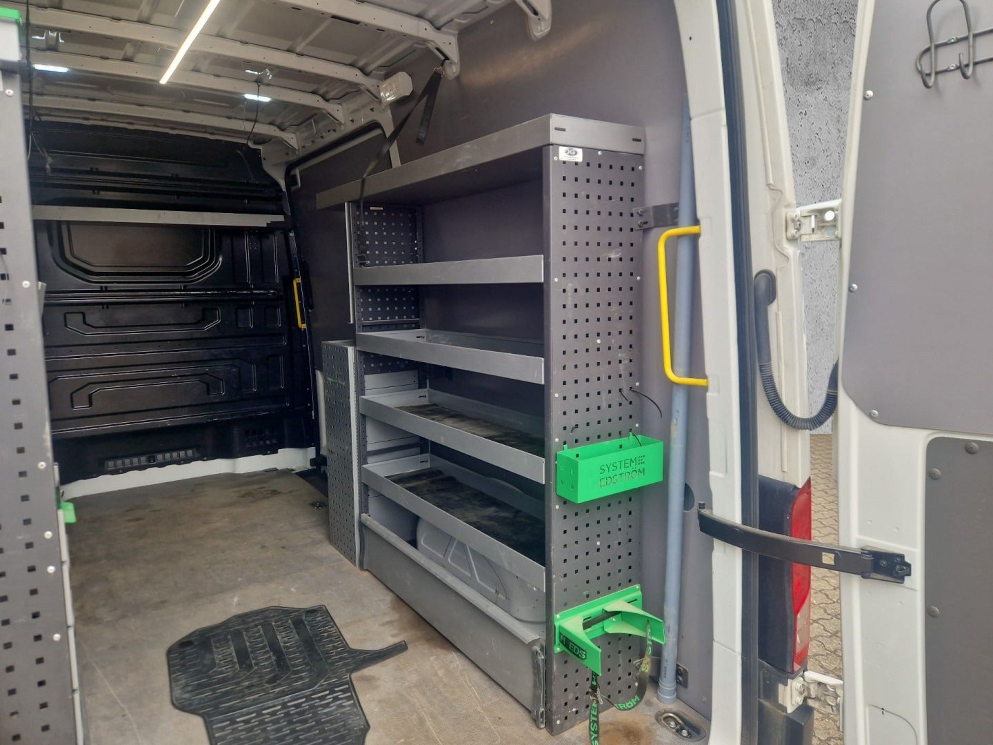 Billede af VW Crafter 35 2,0 TDi 177 Kassevogn L3H2 aut.