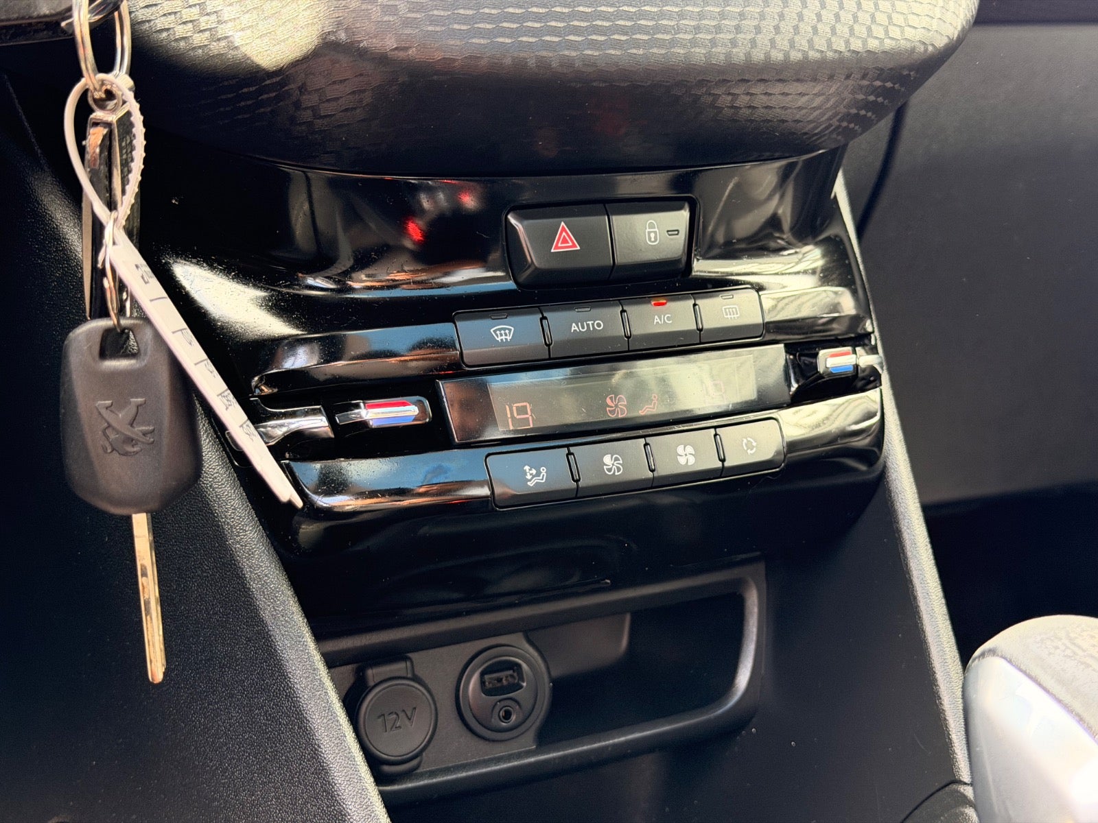Billede af Peugeot 208 1,2 PureTech 82 Signature Sky