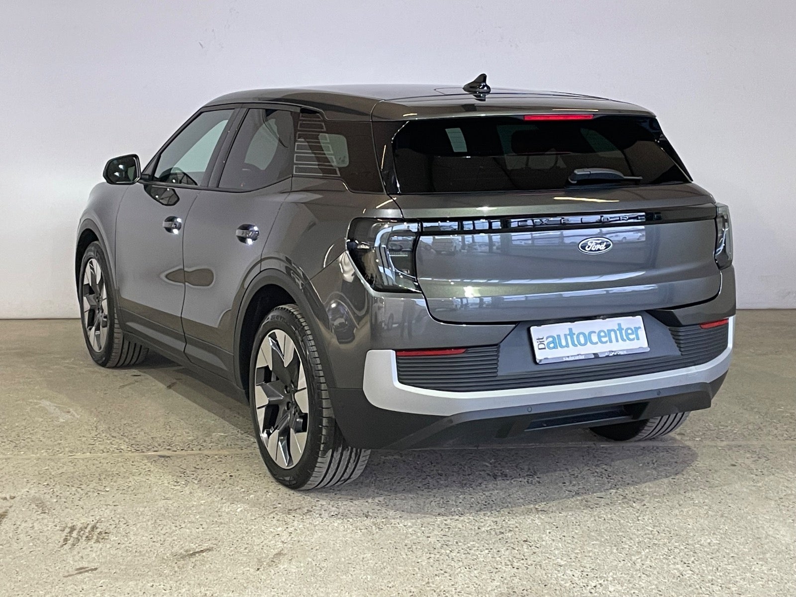Ford Explorer Premium Extended Range