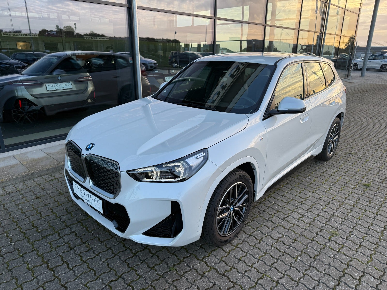 BMW iX1 eDrive20 M-Sport Premium 5d - 1