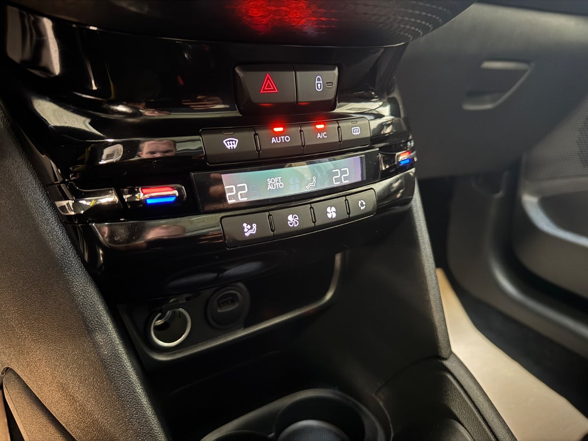 Peugeot 208 PureTech 82 Allure Sky