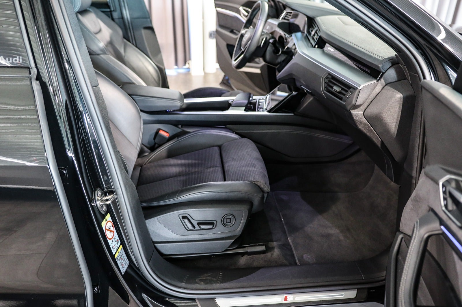 Billede af Audi Q8 e-tron 55 S-line Black Edition quattro