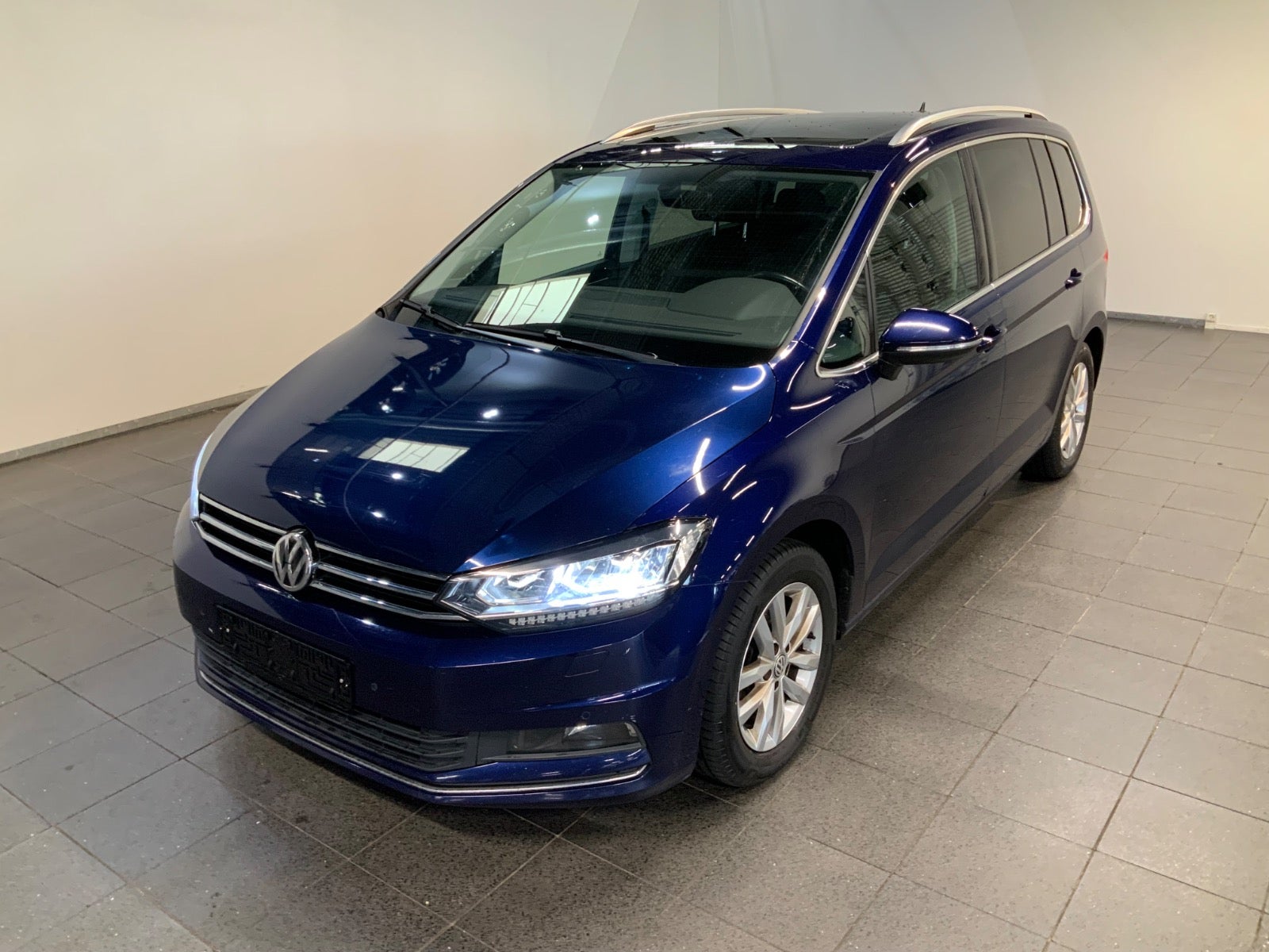 VW Touran (1/8)