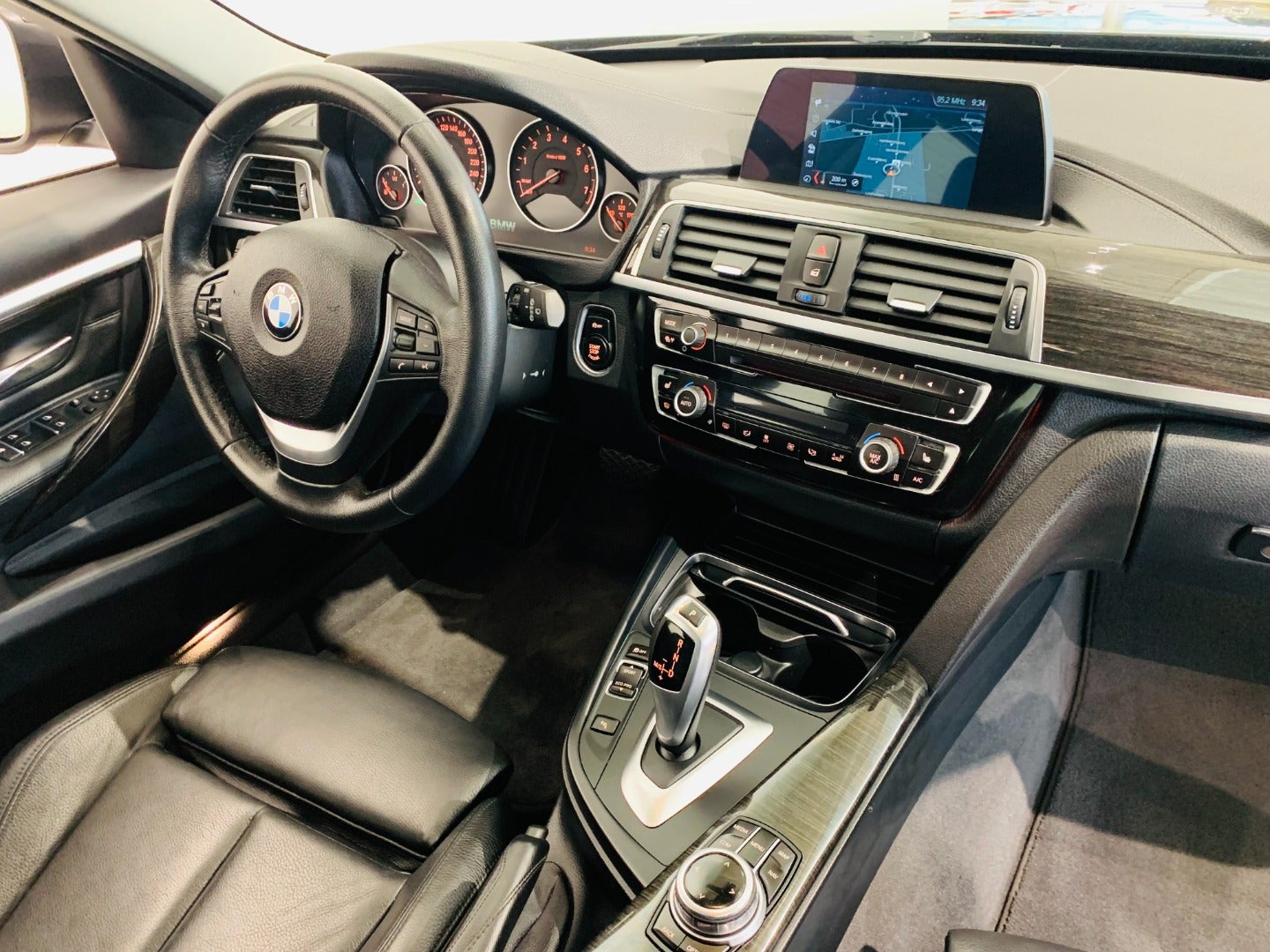 BMW 320i 2,0 Touring aut.,  5-dørs