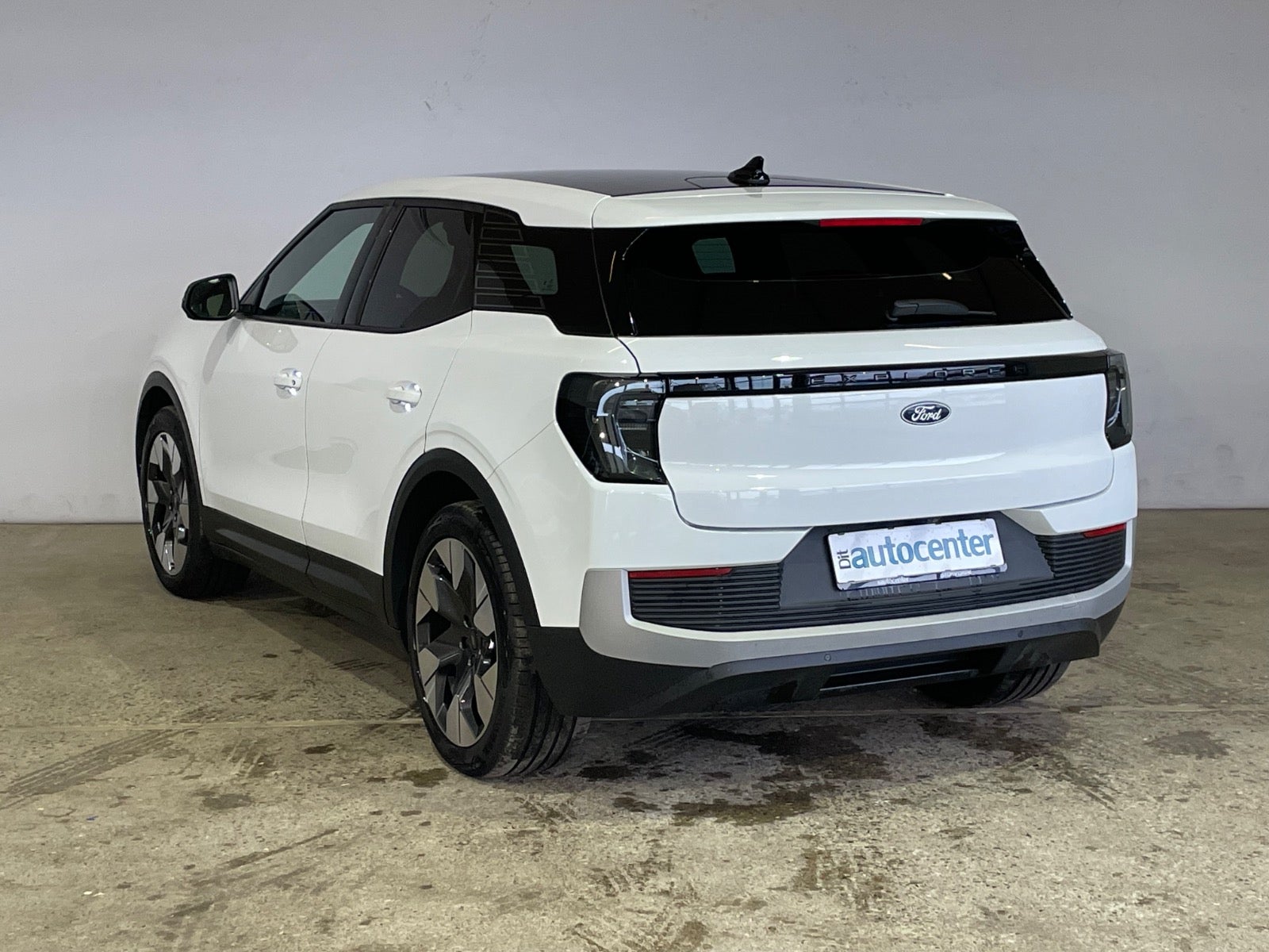 Ford Explorer Premium Extended Range