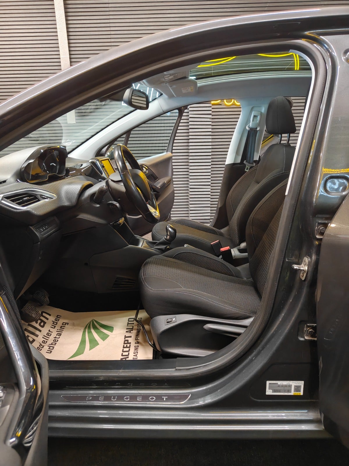 Billede af Peugeot 208 1,6 BlueHDi 100 Allure Sky