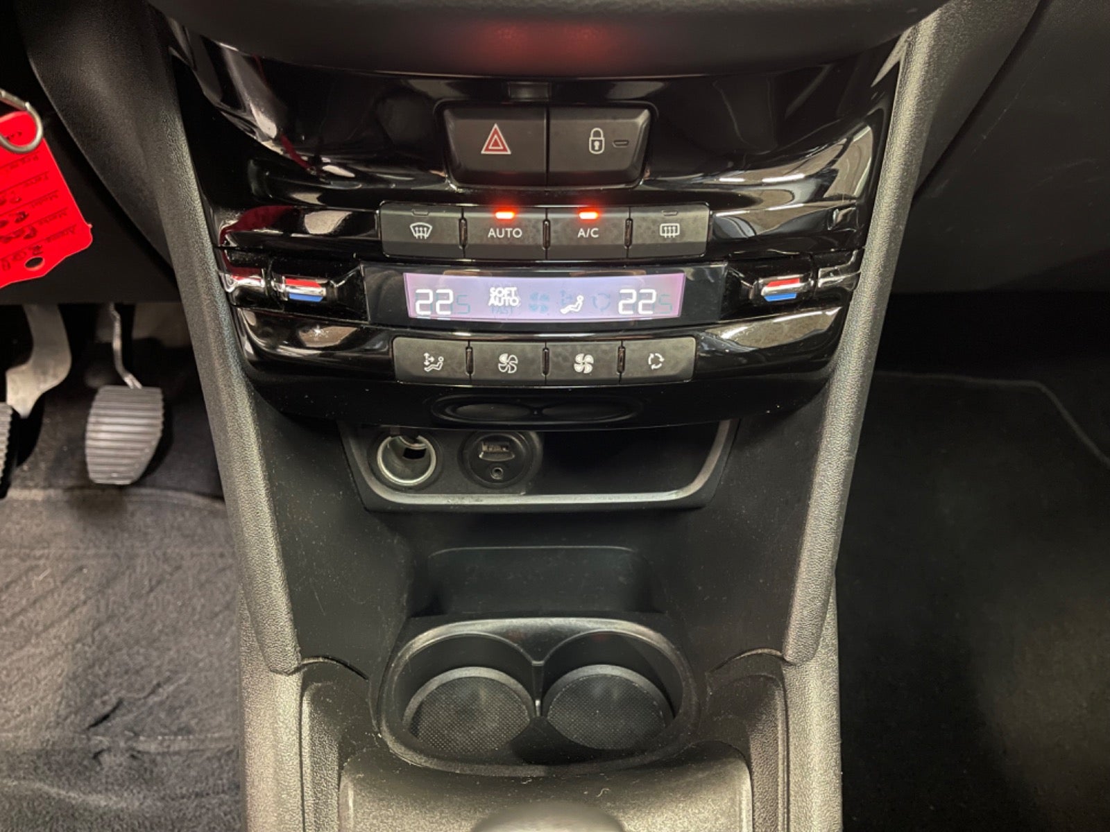 Billede af Peugeot 208 1,6 BlueHDi 100 Desire Sky