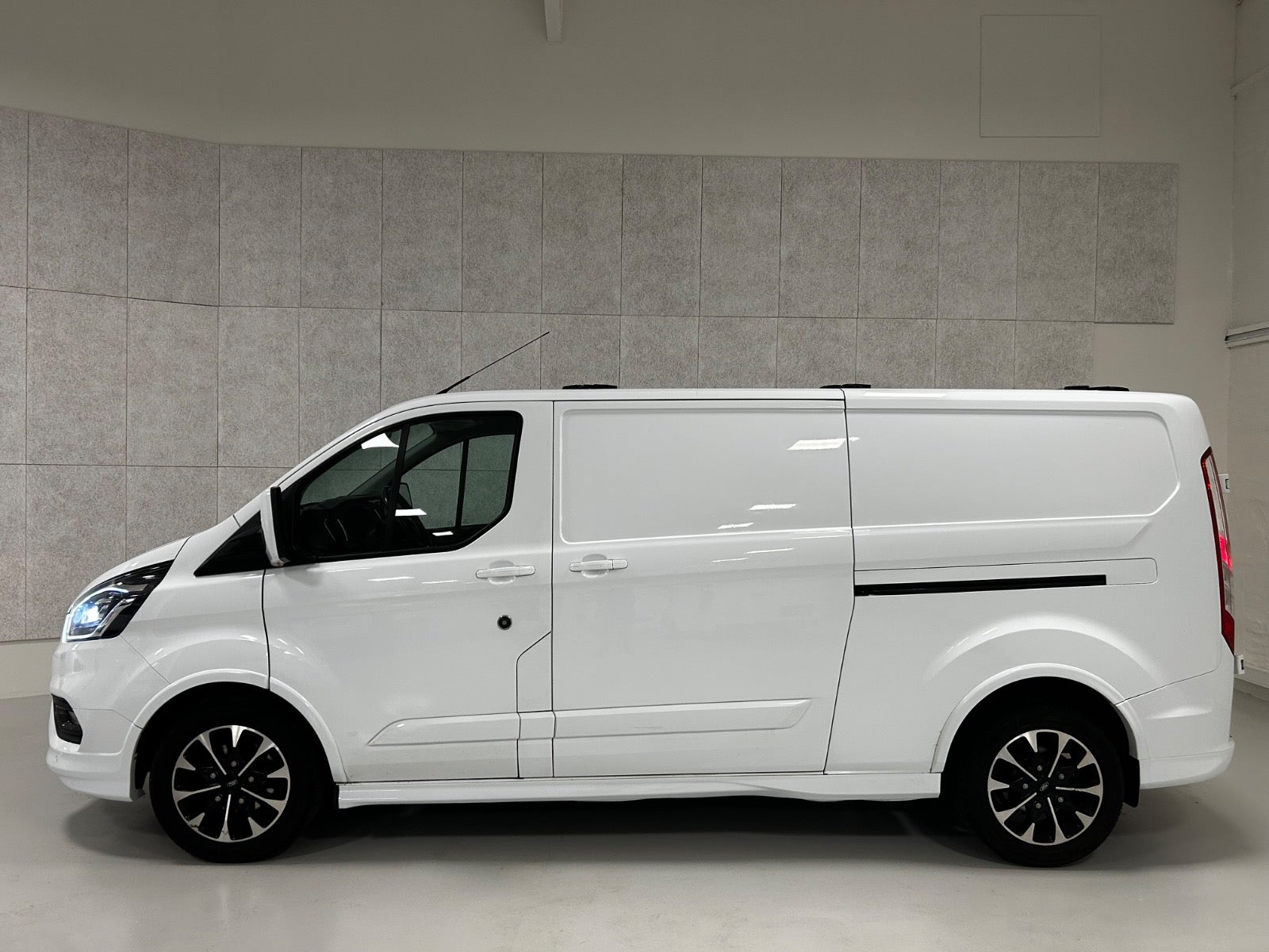Billede af Ford Transit Custom 320L 2,0 TDCi 185 Sport
