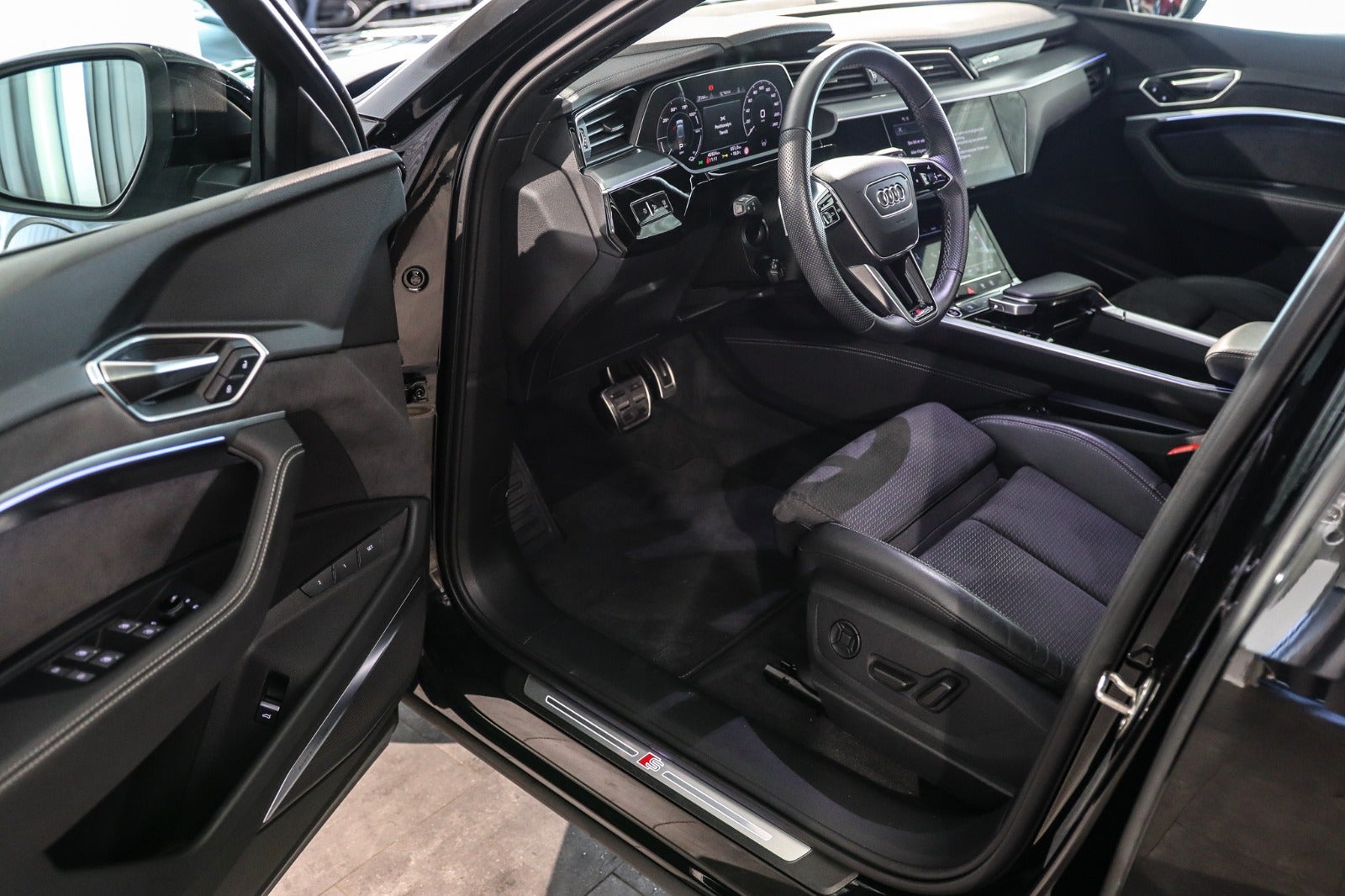 Billede af Audi Q8 e-tron 55 S-line Black Edition quattro