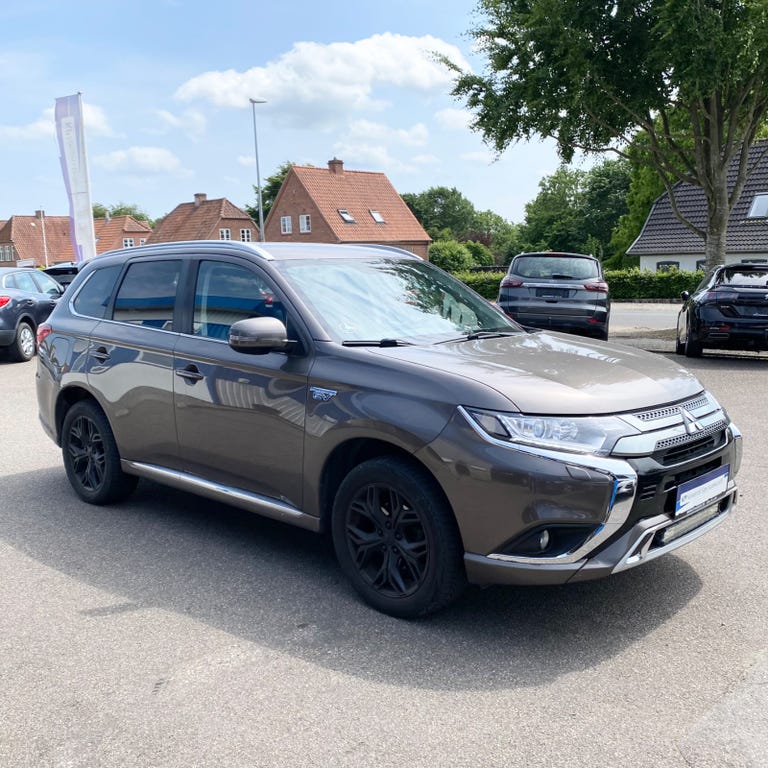 Mitsubishi Outlander PHEV Invite+ CVT 4WD