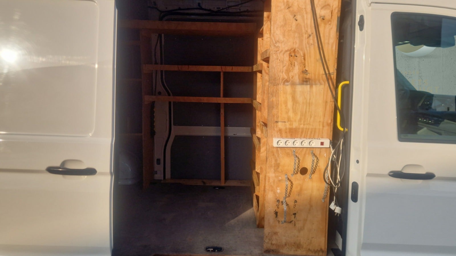 Billede af VW Crafter 35 2,0 TDi 177 Kassevogn L3H2 aut.