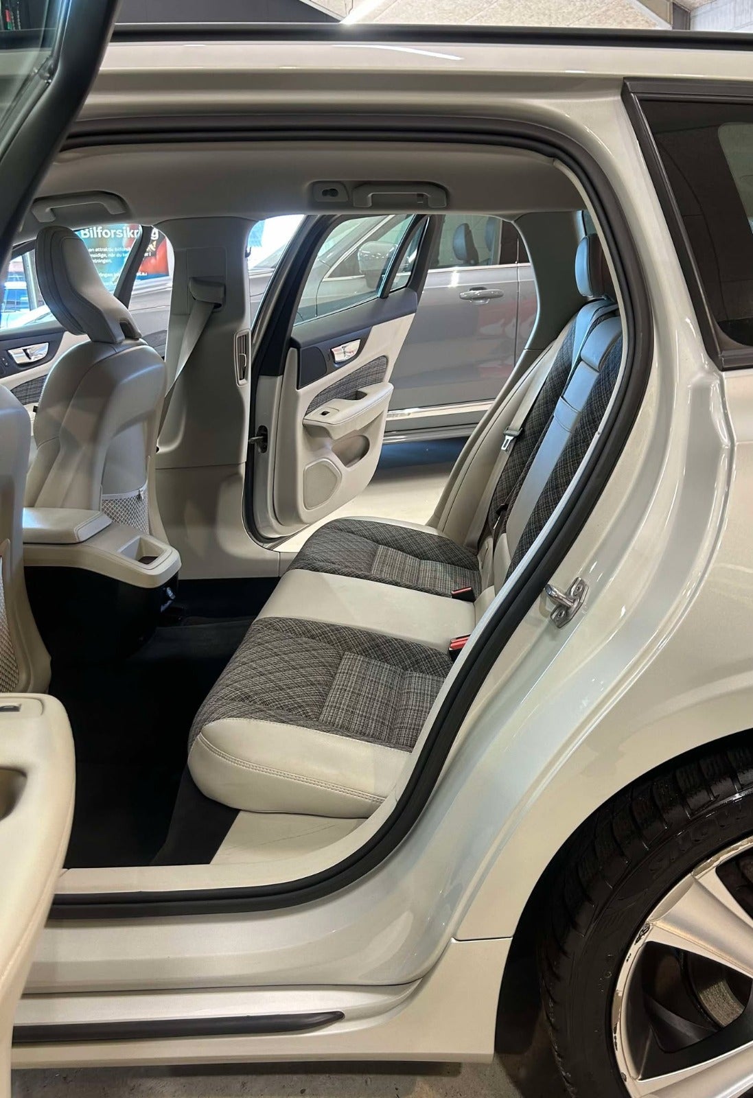 Billede af Volvo V60 2,0 D4 190 R-Design aut.