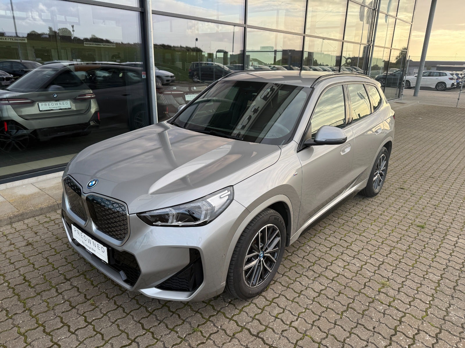 BMW iX1 eDrive20 M-Sport Premium 5d - 1