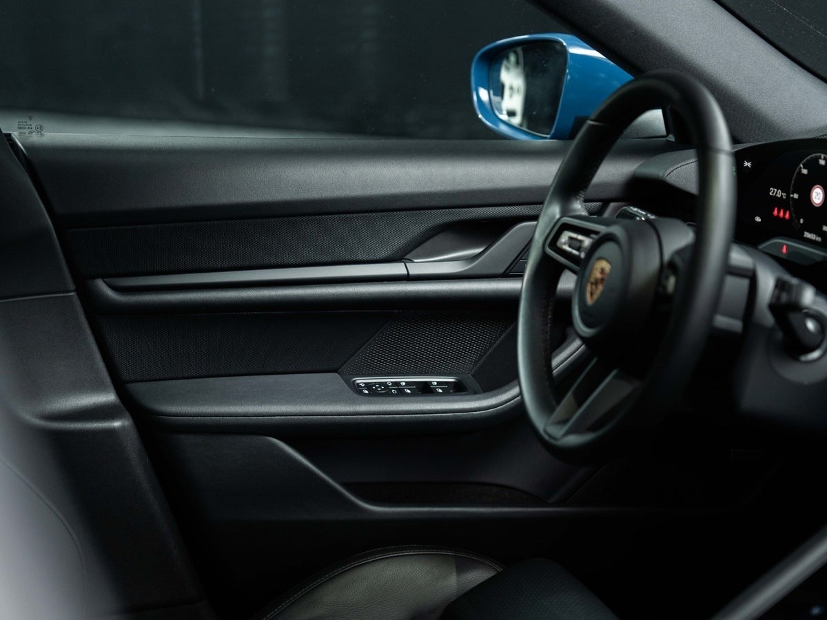 Gallery image 16 of 18