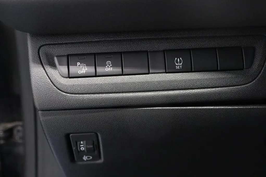 Peugeot 208 VTi Allure Sky