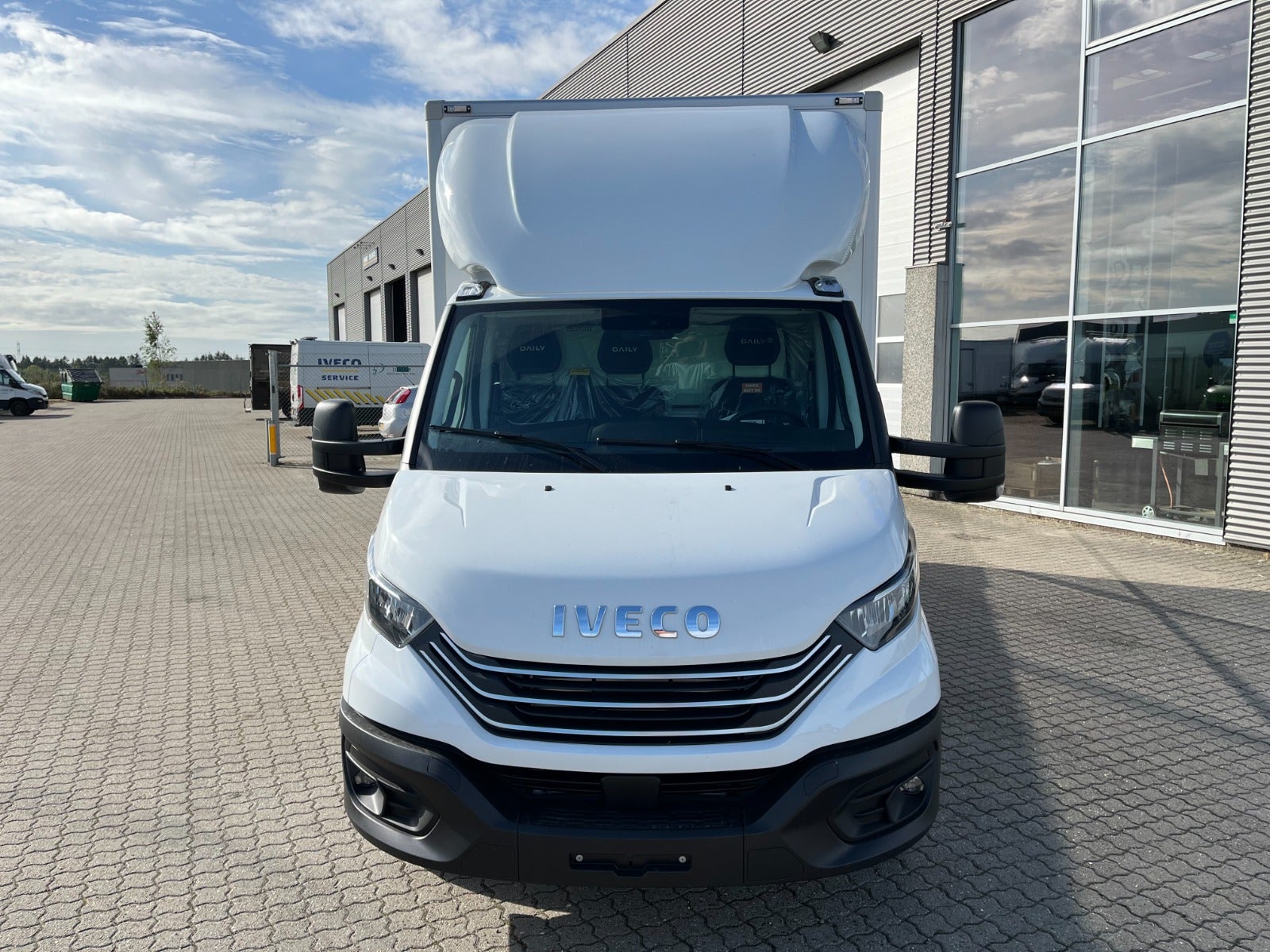 Billede af Iveco Daily 3,0 35S18 4100mm Box m/lift AG8