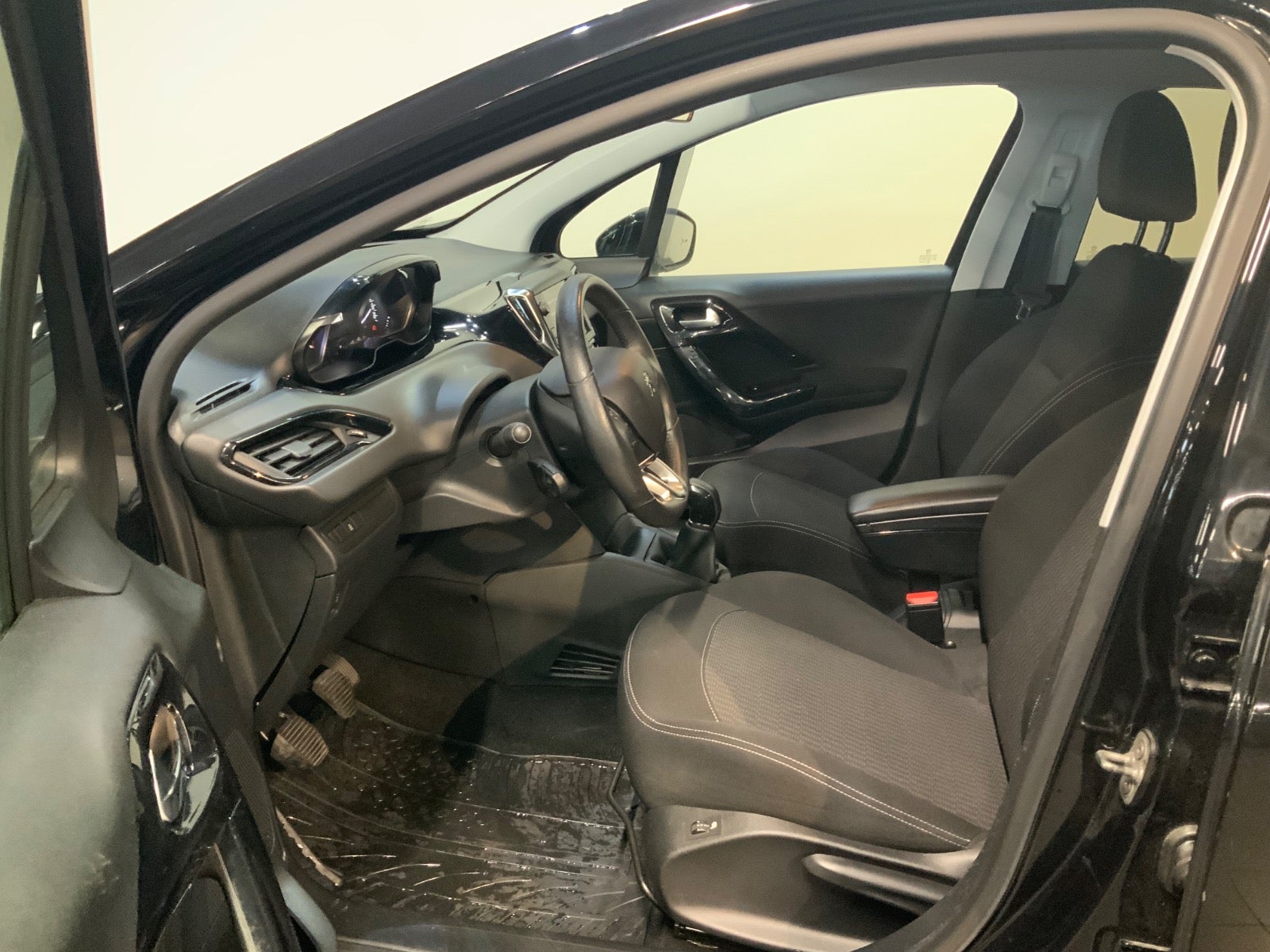 Peugeot 208 (6/8)