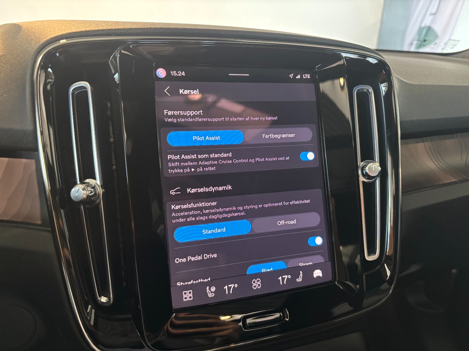 Volvo XC40 P8 ReCharge Twin Ultimate 5d - 17