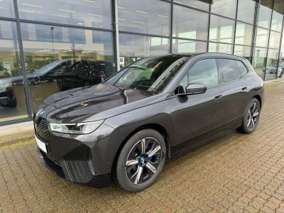 BMW iX  xDrive40 Fully Charged El 4x4 4x4 aut. Automatgear modelår 2024 km 8000 Gråmetal ABS airbag 