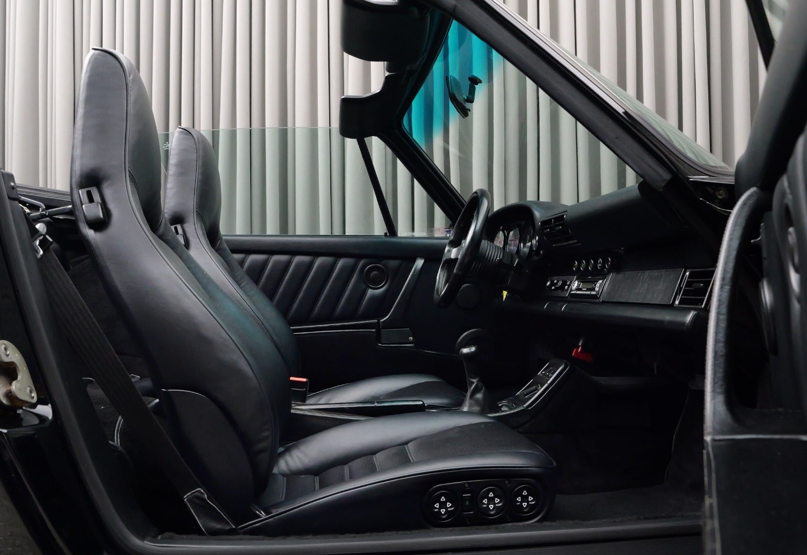Porsche 911 Carrera 2 Cabriolet